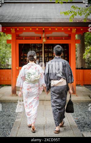 Die Leute tragen Yukata in Kyoto, Japan. Traditioneller japanischer Hintergrund. Stockfoto