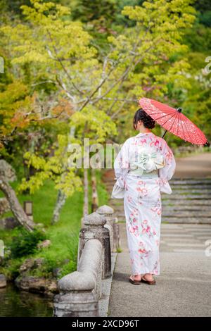 Die Leute tragen Yukata in Kyoto, Japan. Traditioneller japanischer Hintergrund. Stockfoto