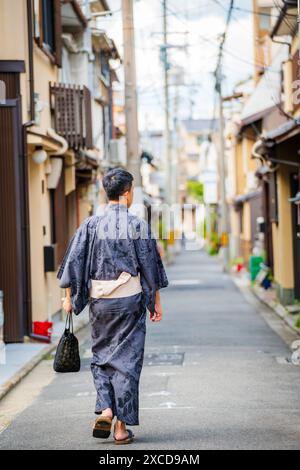 Die Leute tragen Yukata in Kyoto, Japan. Traditioneller japanischer Hintergrund. Stockfoto