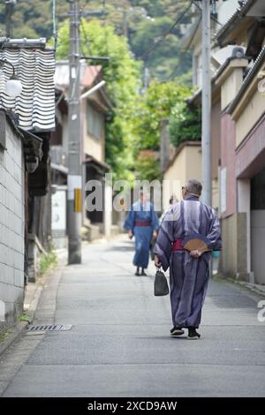 Die Leute tragen Yukata in Kyoto, Japan. Traditioneller japanischer Hintergrund. Stockfoto