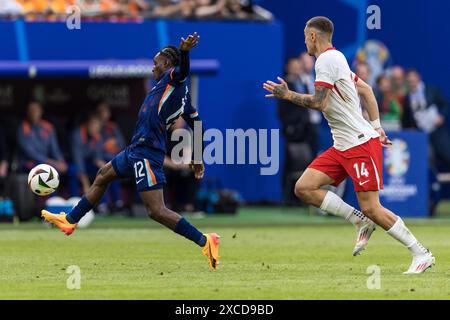 Volksparkstadion, Hamburg, Deutschland. Juni 2024. Euro 2024 Group D Fußball, Polen gegen die Niederlande; Jeremie Frimpong (NED) schlägt Jakub Kiwior (POL) Credit: Action Plus Sports/Alamy Live News Stockfoto