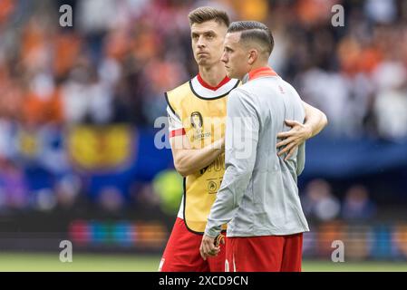 Volksparkstadion, Hamburg, Deutschland. Juni 2024. Euro 2024 Gruppe D Fußball, Polen gegen Niederlande; Krzysztof Piatek (POL) und Piotr Zielinski (POL) Credit: Action Plus Sports/Alamy Live News Stockfoto