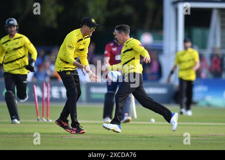 Canterbury, England. Juni 2024. Graeme van Buuren feiert die Einnahme des Wickets von Marcus O’Riordan während der Vitalitätsexplosion zwischen Kent Spitfires und Gloucestershire auf dem Spitfire Ground in St. Lawrence in Canterbury. Kyle Andrews/Alamy Live News. Stockfoto