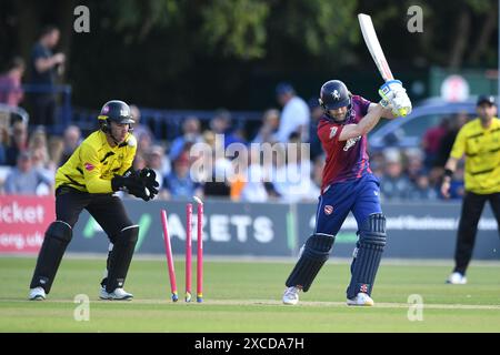 Canterbury, England. Juni 2024. Marcus O’Riordan wird von Graeme van Buuren während der Vitalitätsexplosion zwischen Kent Spitfires und Gloucestershire auf dem Spitfire Ground in St. Lawrence in Canterbury gekegelt. Kyle Andrews/Alamy Live News. Stockfoto