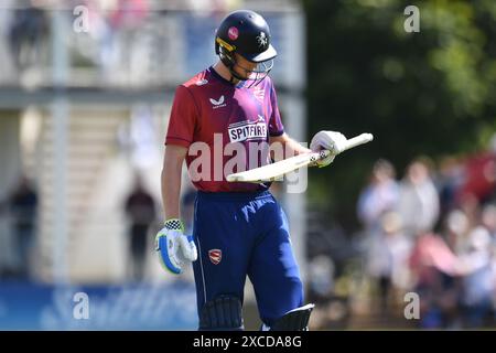 Canterbury, England. Juni 2024. Zak Crawley geht während des Vitality Blast-Spiels zwischen Kent Spitfires und Gloucestershire auf dem Spitfire Ground in St. Lawrence in Canterbury. Kyle Andrews/Alamy Live News. Stockfoto