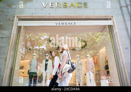 Ein Fußgänger spaziert am italienischen Luxusmodeunternehmen Versace in Spanien vorbei. Stockfoto