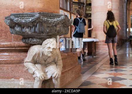 Heiligenwasserbecken von Gabriele Caliari aus dem 15. Jahrhundert in der gotischen Basilika di Santa Anastasia (Basilika Saint Anastasia), die XIII. Bis XV. Jahrhundert in Hi gebündelt wurde Stockfoto