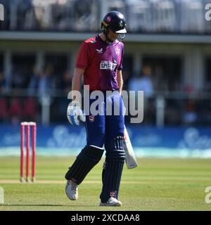 Canterbury, England. Juni 2024. Zak Crawley geht während des Vitality Blast-Spiels zwischen Kent Spitfires und Gloucestershire auf dem Spitfire Ground in St. Lawrence in Canterbury. Kyle Andrews/Alamy Live News. Stockfoto