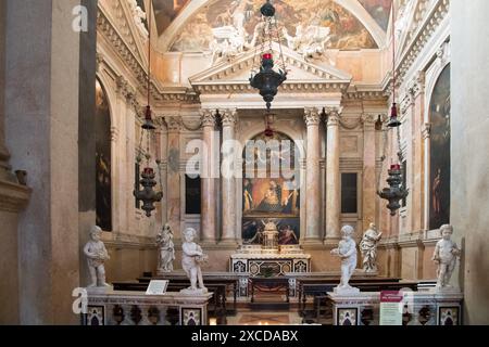 Cappella del Rosario (Kapelle des Rosenkranzes) von Domenico Curtoni aus dem 16. Jahrhundert erbaut, um den Sieg in der Schlacht von Lepanto 1571 im linken Seitenschiff zu feiern Stockfoto