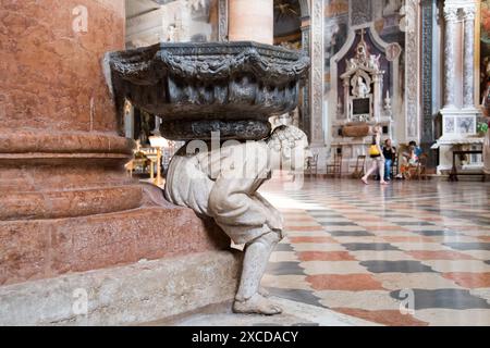 Heiligenwasserbecken von Gabriele Caliari aus dem 15. Jahrhundert in der gotischen Basilika di Santa Anastasia (Basilika Saint Anastasia), die XIII. Bis XV. Jahrhundert in Hi gebündelt wurde Stockfoto