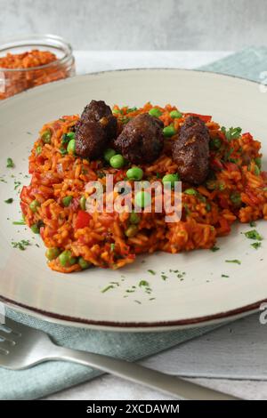 Djuvec Reis mit Fleischbällchen - Cevapcici - traditionelles Balkangericht Stockfoto