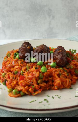 Djuvec Reis mit Fleischbällchen - Cevapcici - traditionelles Balkangericht Stockfoto