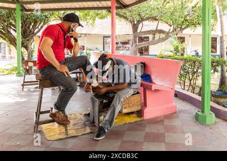 Juilgalpa, Nicaragua - 13. März 2024: Schuhputzer im Central Park der Hauptstadt Juilgalpa, Departement Chontales in Nicaragua Zentralamerika Stockfoto