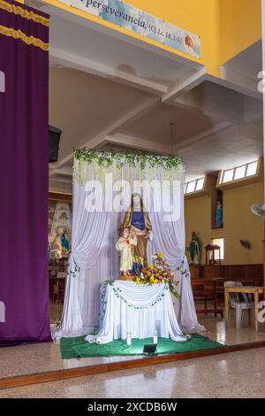 Juilgalpa, Nicaragua - 13. März 2024: Im Innern der Juilgalpa-Kathedrale Himmelfahrt der katholischen Dame entlang des zentralen Parks in Juilgalpa Hauptstadt Chontales Departement Nicaragua Stockfoto