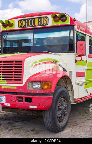 Juilgalpa, Nicaragua - 13. März 2024: Farbenfroher amerikanischer Schulbus in der Hauptstadt Juilgalpa, Abteilung Chontales von Nicaragua Stockfoto