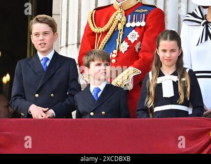 London, England. UK. 15. Juni 2024. Prinz George, Prinz Louis und Prinzessin Charlotte stehen auf dem Balkon des Buckingham Palace und folgen der Truppe Stockfoto