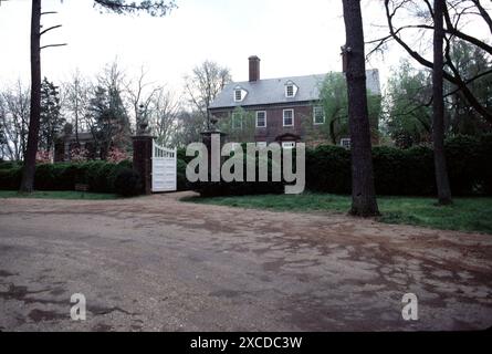 Charles City, VA. USA. 9/1993. Berkeley Plantation. Erbaut um 1726. Benjamin Harrison IV. Errichtete 1726 auf einem Hügel mit Blick auf den James River ein zweistöckiges Ziegelhaus im georgianischen Stil. Berkeley Plantation, eine der ersten Plantagen in Amerika, umfasst etwa 1.000 Acres (400 ha) am Ufer des James River an der State Route 5 im Charles City County, Virginia. Stockfoto