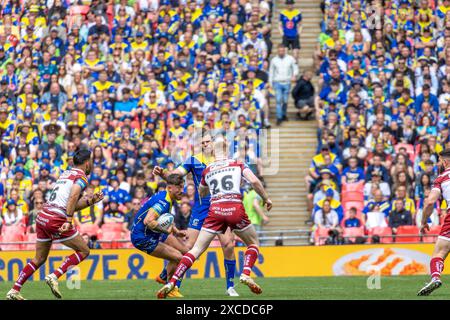 Das Finale Des Betfred Challenge Cups 2024. Matty Ashton weicht von Zach Eckersley und Bevan French ab Stockfoto