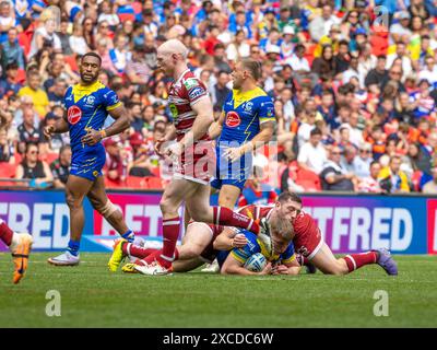 Das Finale Des Betfred Challenge Cups 2024. Sam Powell wird von Jake Wardle und Harry Smith angegriffen Stockfoto