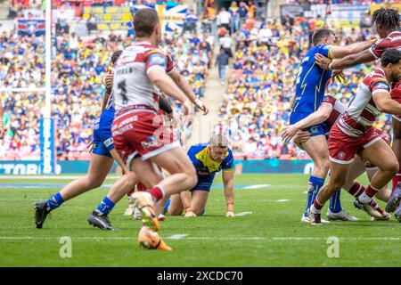 Das Finale Des Betfred Challenge Cups 2024. George Williams auf Händen und Knien, nachdem er den Ball bestanden hat Stockfoto
