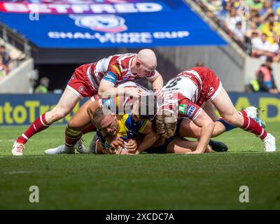 Das Finale Des Betfred Challenge Cups 2024. Ben Currie hat Liam Farrell, Ethan Havard und Patrick Mago auf sich Stockfoto