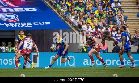 Das Finale Des Betfred Challenge Cups 2024. Matt Dufty läuft mit dem Ball Stockfoto