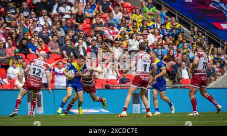 Das Finale Des Betfred Challenge Cups 2024. Jake Wardle schnappt sich Josh Thewlis Stockfoto