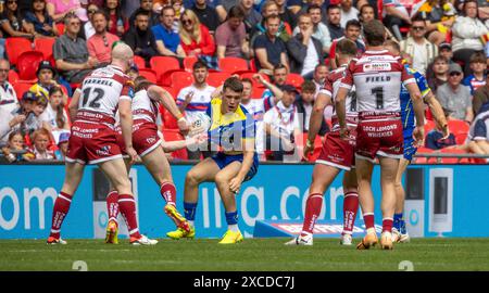 Das Finale Des Betfred Challenge Cups 2024. Jake Wardle hängt an dem Hemd von Josh Thewlis Stockfoto