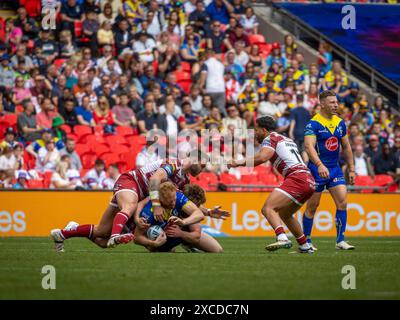 Das Finale Des Betfred Challenge Cups 2024. Joe Bullock geht nach einem Tackle zu Boden Stockfoto