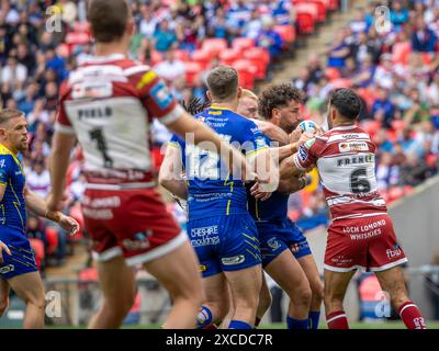 Das Finale Des Betfred Challenge Cups 2024. Toby King wird von Bevan French und Zach Eckersley angegriffen Stockfoto