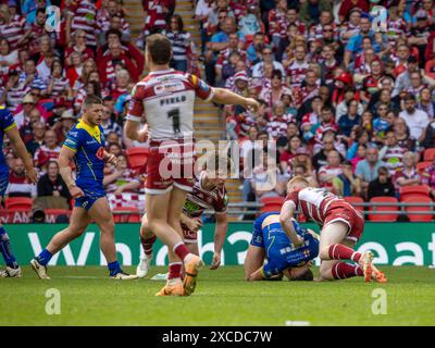 Das Finale Des Betfred Challenge Cups 2024. Matty Ashton wird von Zach Eckersley zu Boden gebracht Stockfoto