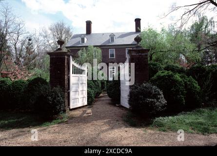 Charles City, VA. USA. 9/1993. Berkeley Plantation. Erbaut um 1726. Benjamin Harrison IV. Errichtete 1726 auf einem Hügel mit Blick auf den James River ein zweistöckiges Ziegelhaus im georgianischen Stil. Berkeley Plantation, eine der ersten Plantagen in Amerika, umfasst etwa 1.000 Acres (400 ha) am Ufer des James River an der State Route 5 im Charles City County, Virginia. Stockfoto