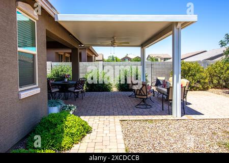 Pergola Mit Schmiedeeisernen Möbeln Auf Der Pflasterterrasse Stockfoto