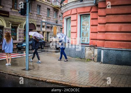 Charkiw, Ukraine, 16. Juni 2024 Menschen gehen auf den Straßen von Charkiw. Während des Krieges mit Russland wurden die Bewohner von Charkow von Russland angegriffen Stockfoto