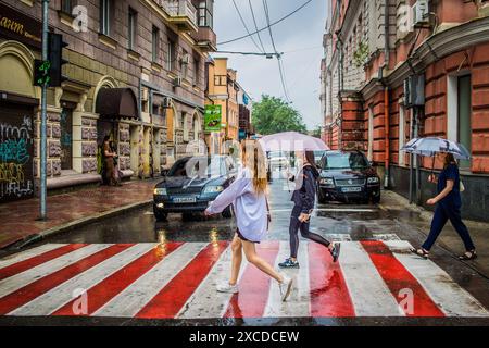 Charkiw, Ukraine, 16. Juni 2024 Menschen gehen auf den Straßen von Charkiw. Während des Krieges mit Russland wurden die Bewohner von Charkow von Russland angegriffen Stockfoto