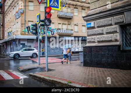 Charkiw, Ukraine, 16. Juni 2024 Menschen gehen auf den Straßen von Charkiw. Während des Krieges mit Russland wurden die Bewohner von Charkow von Russland angegriffen Stockfoto