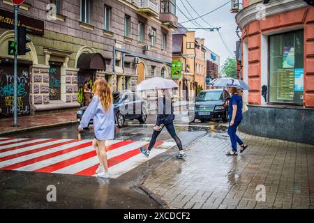 Charkiw, Ukraine, 16. Juni 2024 Menschen gehen auf den Straßen von Charkiw. Während des Krieges mit Russland wurden die Bewohner von Charkow von Russland angegriffen Stockfoto