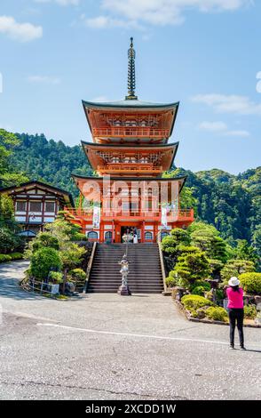 Nachi-Katsuura, Japan -05.09.2024: Blick mit dem Seiganto JI Tempel Sanjuno auf die 3-stöckige Pagode in Nachikatsuura, Wakayama, Japan Stockfoto