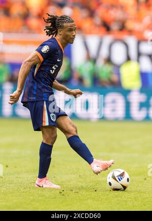 Volksparkstadion, Hamburg, Deutschland. Juni 2024. Euro 2024 Group D Football, Polen gegen die Niederlande; Nathan Ake (NED) spielt den Ball im Mittelfeld Credit: Action Plus Sports/Alamy Live News Stockfoto