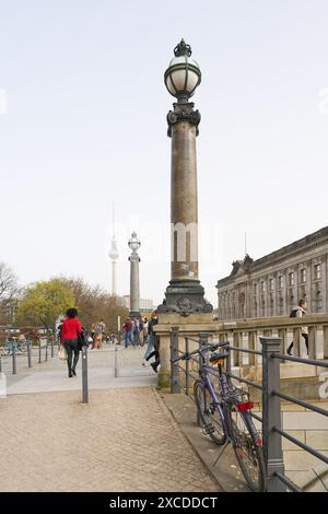 Machen Sie einen Spaziergang entlang der Spree an der Monbijou-Brücke in Berlin-Mitte. Im Hintergrund der Fernsehturm, rechts das Bode Museum Stockfoto