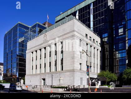 Ottawa, Kanada - 15. Juni 2024: Das Gebäude der Bank of Canada in der Wellington Street. Die Bank of Canada ist eine Crown Corporation und Kanadas Zentralbank Stockfoto