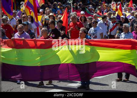 Madrid, Spanien. Juni 2024. Tausende republikanischer und antimonarchischer Menschen sind in einer Demonstration zum 10. Jahrestag der Herrschaft von Felipe VI. Als spanischer Monarch durch das Zentrum von Madrid marschiert. Quelle: D. Canales Carvajal / Alamy Live News Stockfoto