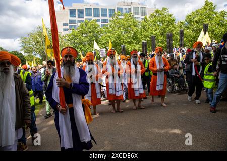 London, UK, 16. Juni 2024. Britische Sikhs marschieren durch Central London, um den 40. Jahrestag des Goldenen Tempels von Amritsar zu gedenken. Quelle: James Willoughby/Alamy Live News Stockfoto