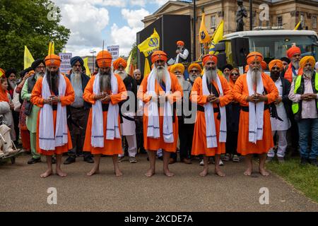 London, UK, 16. Juni 2024. Britische Sikhs marschieren durch Central London, um den 40. Jahrestag des Goldenen Tempels von Amritsar zu gedenken. Quelle: James Willoughby/Alamy Live News Stockfoto