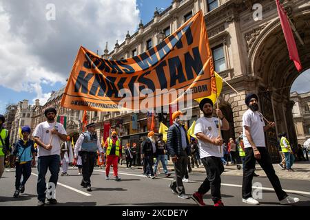 London, UK, 16. Juni 2024. Britische Sikhs marschieren durch Central London, um den 40. Jahrestag des Goldenen Tempels von Amritsar zu gedenken. Quelle: James Willoughby/Alamy Live News Stockfoto