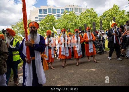 London, UK, 16. Juni 2024. Britische Sikhs marschieren durch Central London, um den 40. Jahrestag des Goldenen Tempels von Amritsar zu gedenken. Quelle: James Willoughby/Alamy Live News Stockfoto