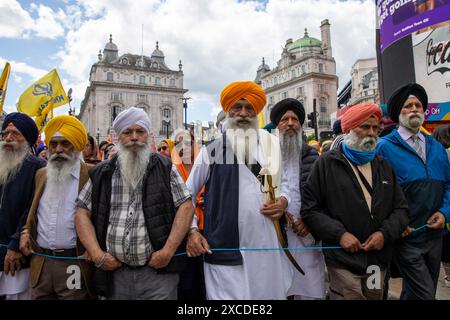 London, UK, 16. Juni 2024. Britische Sikhs marschieren durch Central London, um den 40. Jahrestag des Goldenen Tempels von Amritsar zu gedenken. Quelle: James Willoughby/Alamy Live News Stockfoto