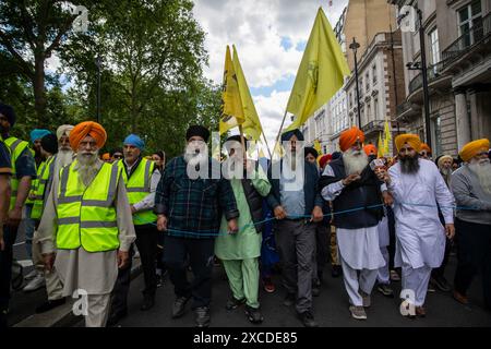 London, UK, 16. Juni 2024. Britische Sikhs marschieren durch Central London, um den 40. Jahrestag des Goldenen Tempels von Amritsar zu gedenken. Quelle: James Willoughby/Alamy Live News Stockfoto