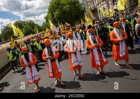 London, UK, 16. Juni 2024. Britische Sikhs marschieren durch Central London, um den 40. Jahrestag des Goldenen Tempels von Amritsar zu gedenken. Quelle: James Willoughby/Alamy Live News Stockfoto