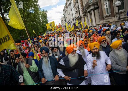 London, UK, 16. Juni 2024. Britische Sikhs marschieren durch Central London, um den 40. Jahrestag des Goldenen Tempels von Amritsar zu gedenken. Quelle: James Willoughby/Alamy Live News Stockfoto